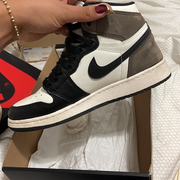 AIR JORDAN 1 MOCHAS 5.5Y - Picture 2 of 5